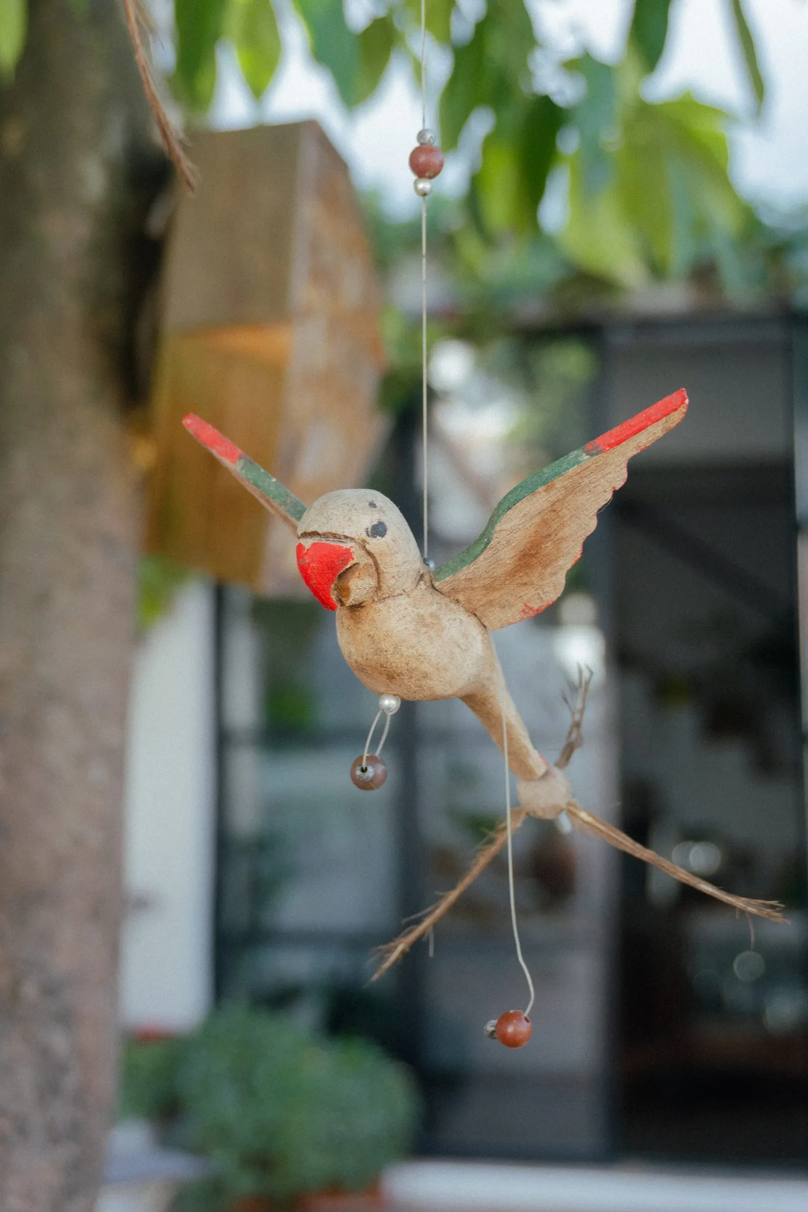 Un pájaro de madera en el naranjo