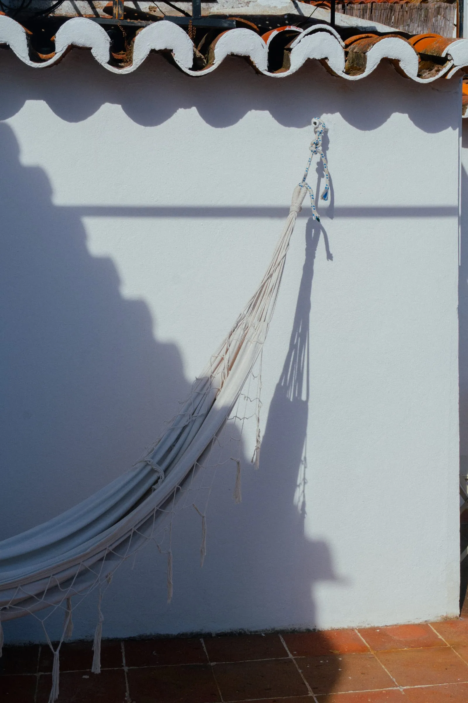 Una hamaca a la sombra del muro